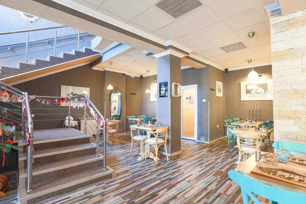 Artmotel & Bistro Haţeg Екстериор снимка